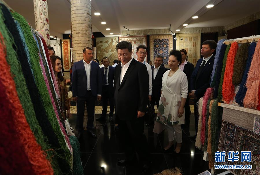 6月21日下午，正在對烏茲別克斯坦進行國事訪問的國家主席習近平在烏茲別克斯坦總理米爾濟約耶夫陪同下，來到布哈拉古城參觀這座被稱為“絲綢之路活化石”的歷史文化名城。這是習近平和夫人彭麗媛參觀一家地毯和絲綢作坊。新華社記者蘭紅光攝