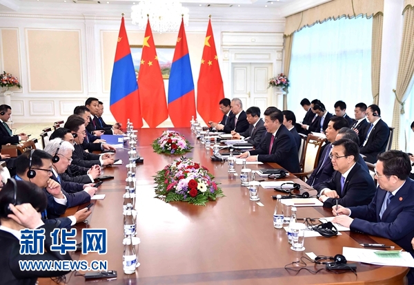 6月23日，國家主席習(xí)近平在塔什干會(huì)見蒙古國總統(tǒng)額勒貝格道爾吉。 新華社記者李濤攝
