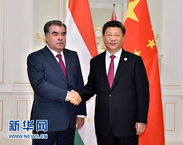 6月23日，國家主席習(xí)近平在塔什干會(huì)見塔吉克斯坦總統(tǒng)拉赫蒙。新華社記者李濤攝