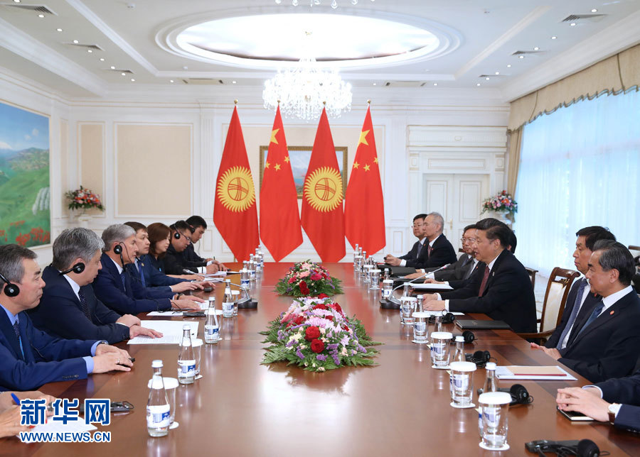 6月24日，國家主席習(xí)近平在烏茲別克斯坦塔什干會(huì)見吉爾吉斯斯坦總統(tǒng)阿坦巴耶夫。 新華社記者 馬占成 攝