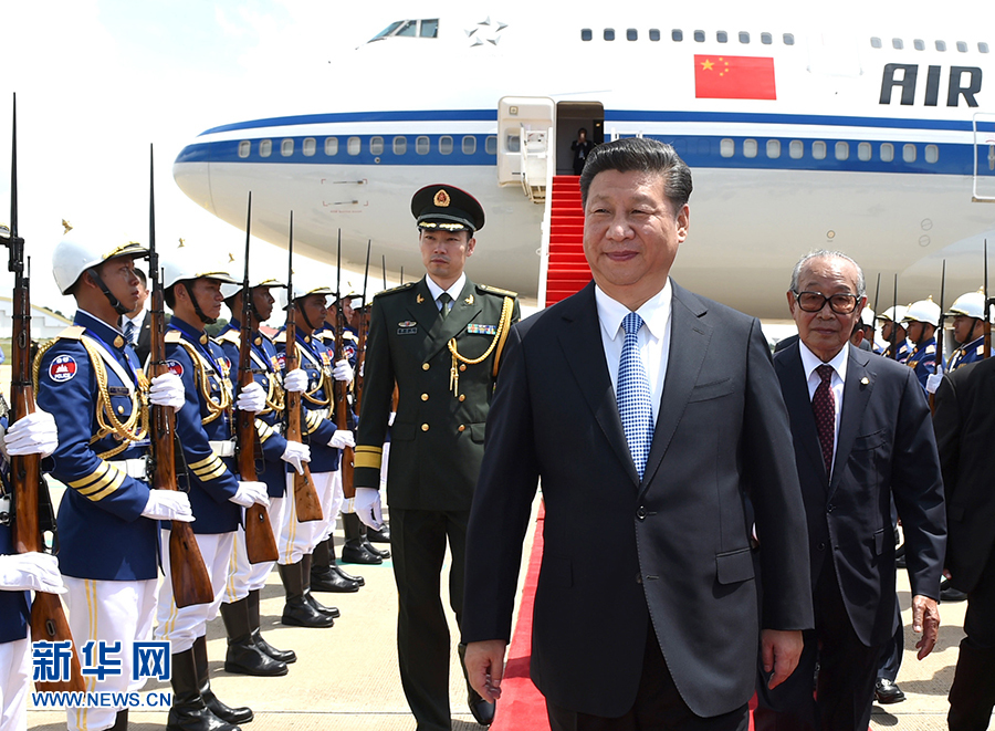 10月13日，國家主席習近平乘專機抵達金邊國際機場，開始對柬埔寨王國進行國事訪問。柬埔寨副首相兼王宮事務(wù)大臣貢桑奧親王和夏卡朋親王、阿倫公主等在舷梯旁熱情迎接習近平主席。新華社記者　謝環(huán)馳　攝