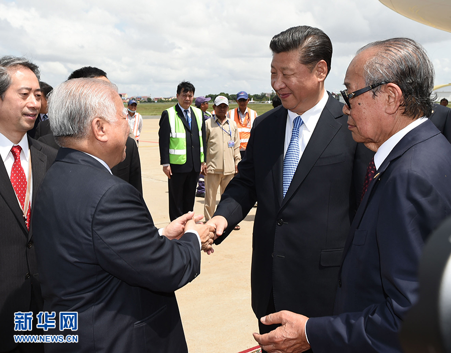 10月13日，國家主席習近平乘專機抵達金邊國際機場，開始對柬埔寨王國進行國事訪問。柬埔寨副首相兼王宮事務(wù)大臣貢桑奧親王和夏卡朋親王、阿倫公主等在舷梯旁熱情迎接習近平主席。新華社記者　謝環(huán)馳　攝