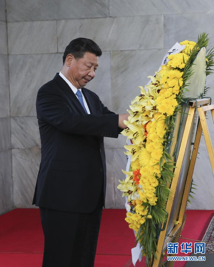 10月13日，國(guó)家主席習(xí)近平在金邊同柬埔寨首相洪森舉行會(huì)談。會(huì)談前，習(xí)近平向柬埔寨獨(dú)立紀(jì)念碑獻(xiàn)花圈。 新華社記者丁林?jǐn)z 