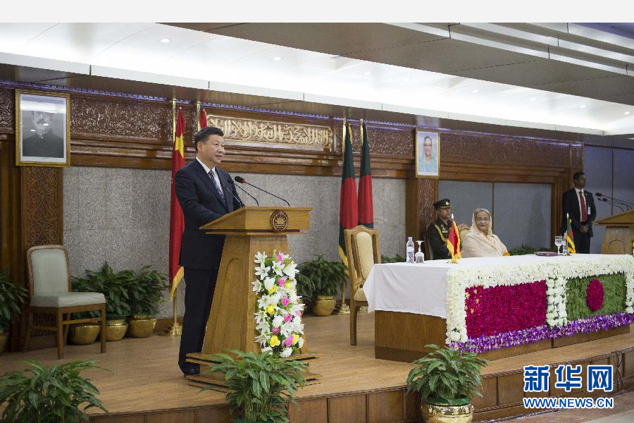 10月14日，國家主席習(xí)近平在達(dá)卡同孟加拉國總理哈西娜舉行會談。這是會談后，兩國領(lǐng)導(dǎo)人共同會見記者。 新華社記者謝環(huán)馳攝 