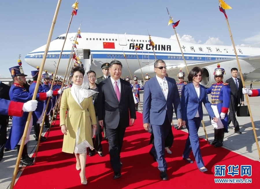 當?shù)貢r間11月17日，國家主席習近平乘專機抵達基多，開始對厄瓜多爾共和國進行國事訪問。厄瓜多爾總統(tǒng)科雷亞和夫人馬勒布等在機場熱情迎接習近平和夫人彭麗媛。新華社記者 鞠鵬 攝 