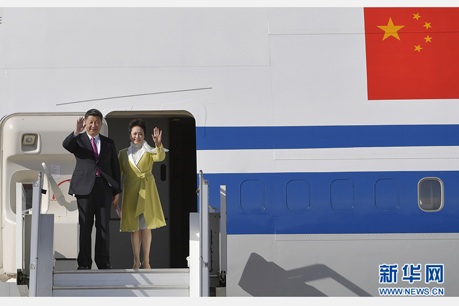 當?shù)貢r間11月17日，國家主席習近平乘專機抵達基多，開始對厄瓜多爾共和國進行國事訪問。這是習近平與夫人彭麗媛向歡迎人群揮手致意。新華社記者 王曄 攝 