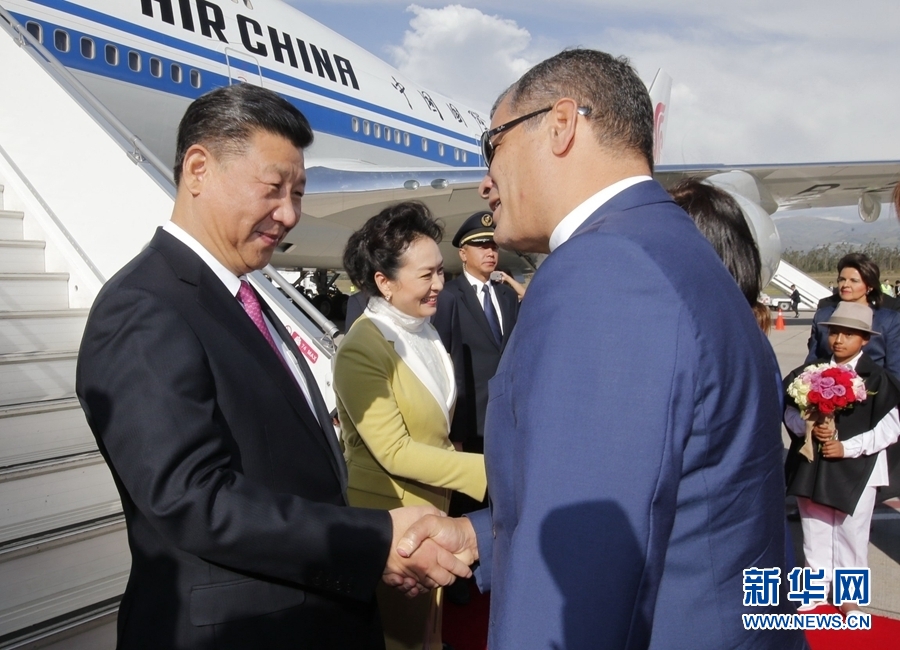 當?shù)貢r間11月17日，國家主席習近平乘專機抵達基多，開始對厄瓜多爾共和國進行國事訪問。厄瓜多爾總統(tǒng)科雷亞和夫人馬勒布等在舷梯旁熱情迎接習近平和夫人彭麗媛。新華社記者 鞠鵬 攝