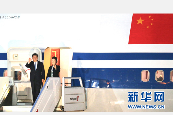 當(dāng)?shù)貢r間11月18日，國家主席習(xí)近平抵達(dá)利馬，出席亞太經(jīng)合組織第二十四次領(lǐng)導(dǎo)人非正式會議并對秘魯共和國進(jìn)行國事訪問。習(xí)近平和夫人彭麗媛受到秘魯副總統(tǒng)阿勞斯等熱情迎接。新華社記者 丁林 攝