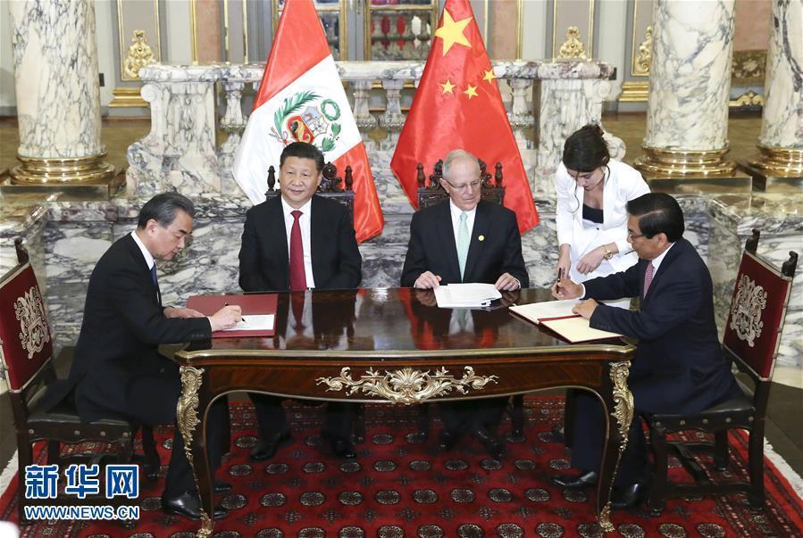 11月21日，國(guó)家主席習(xí)近平在利馬同秘魯總統(tǒng)庫(kù)琴斯基舉行會(huì)談。會(huì)談后，兩國(guó)元首見(jiàn)證《中華人民共和國(guó)政府與秘魯共和國(guó)政府2016年至2021年共同行動(dòng)計(jì)劃》等文件的簽署。新華社記者 龐興雷 攝