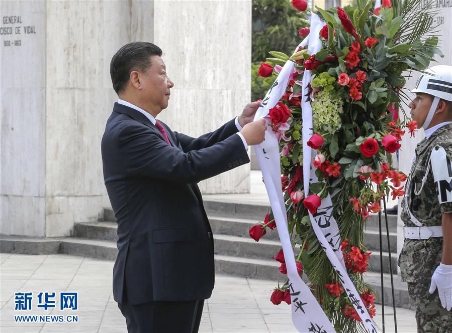 11月21日，國(guó)家主席習(xí)近平在利馬同秘魯總統(tǒng)庫(kù)琴斯基舉行會(huì)談。會(huì)談前，在庫(kù)琴斯基夫婦陪同下，習(xí)近平和彭麗媛向秘魯獨(dú)立先驅(qū)紀(jì)念碑敬獻(xiàn)花圈。新華社記者 丁林 攝