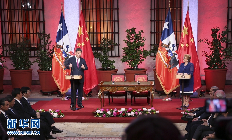 11月22日，國(guó)家主席習(xí)近平在圣地亞哥同智利總統(tǒng)巴切萊特舉行會(huì)談。這是會(huì)談后，兩國(guó)元首共同會(huì)見記者。 新華社記者 蘭紅光 攝