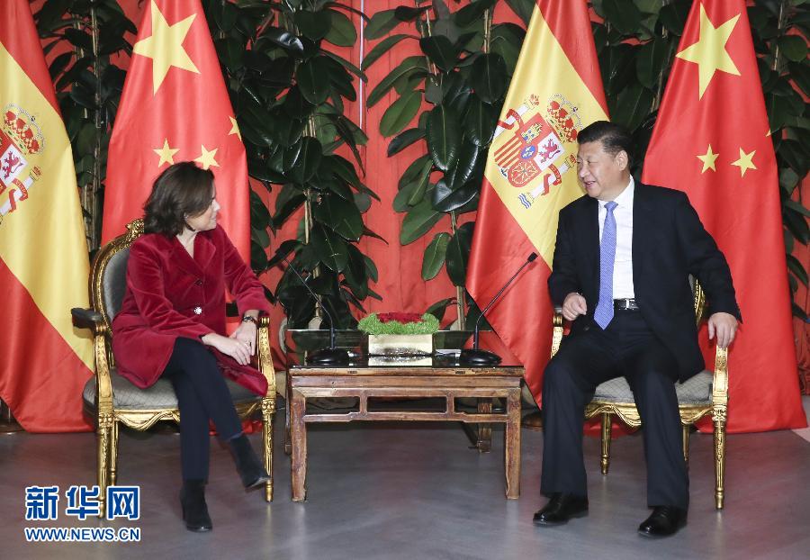 11月24日，國家主席習(xí)近平在西班牙大加那利島會(huì)見西班牙副首相薩恩斯。 新華社記者 蘭紅光 攝