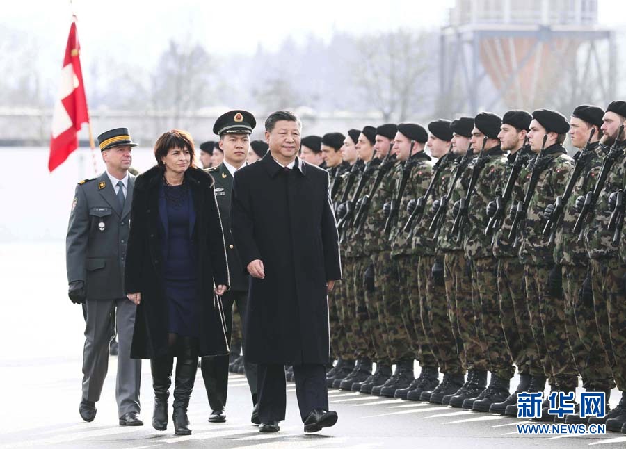 1月15日，國家主席習(xí)近平乘專機抵達(dá)蘇黎世，開始對瑞士聯(lián)邦進行國事訪問。 這是習(xí)近平在瑞士聯(lián)邦主席洛伊特哈德陪同下檢閱儀仗隊。新華社記者 蘭紅光 攝