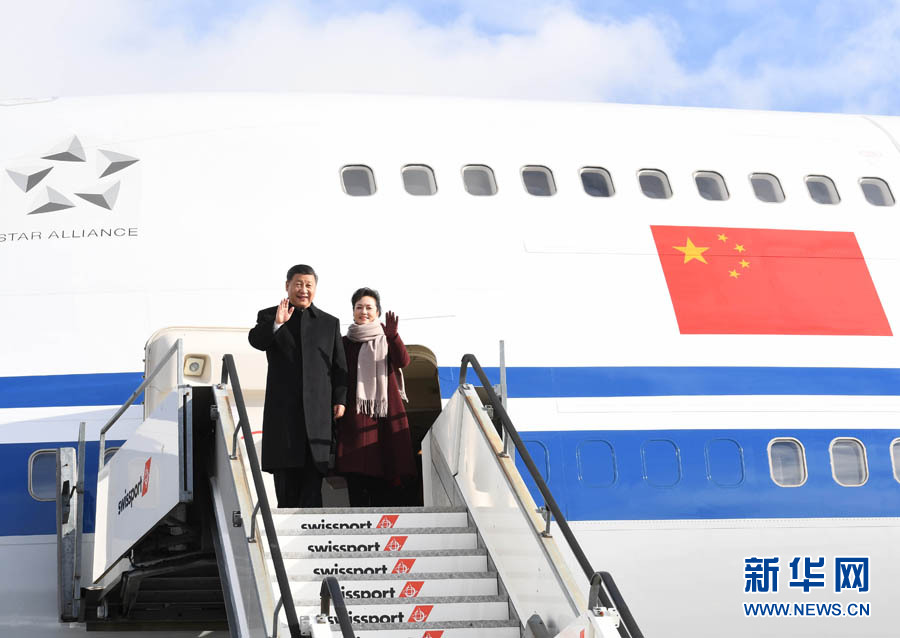 1月15日，國家主席習(xí)近平乘專機抵達(dá)蘇黎世，開始對瑞士聯(lián)邦進行國事訪問。 這是習(xí)近平和夫人彭麗媛步出艙門。 新華社記者 饒愛民 攝