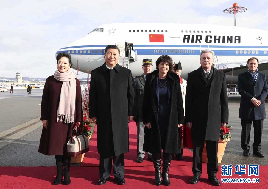 1月15日，國家主席習(xí)近平乘專機抵達(dá)蘇黎世，開始對瑞士聯(lián)邦進行國事訪問。這是瑞士聯(lián)邦主席洛伊特哈德在機場為習(xí)近平和夫人彭麗媛舉行隆重歡迎儀式。 新華社記者 蘭紅光 攝