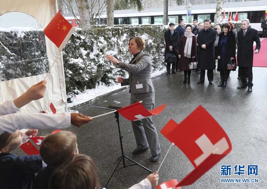 這是習近平和夫人彭麗媛在伯爾尼克爾薩茨火車站觀看瑞士童聲合唱團表演。 新華社記者 蘭紅光 攝