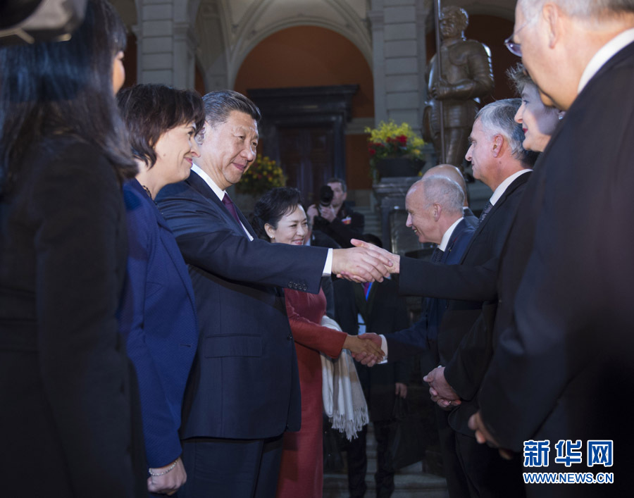 1月15日，國家主席習近平在伯爾尼出席瑞士聯(lián)邦委員會全體委員集體舉行的迎接儀式并致辭。 新華社記者 謝環(huán)馳 攝