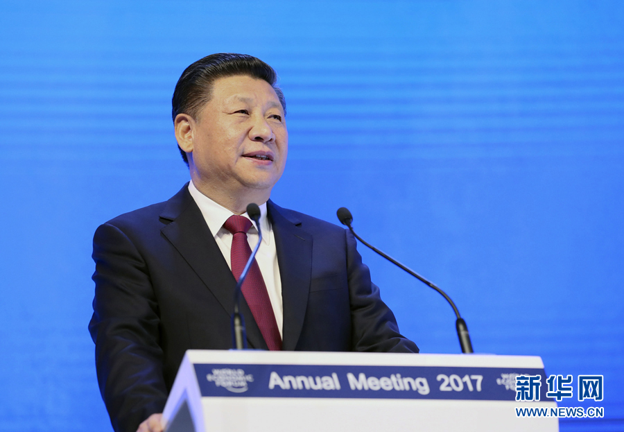 1月17日，國家主席習(xí)近平在瑞士達(dá)沃斯國際會(huì)議中心出席世界經(jīng)濟(jì)論壇2017年年會(huì)開幕式，并發(fā)表題為《共擔(dān)時(shí)代責(zé)任共促全球發(fā)展》的主旨演講。 新華社記者 蘭紅光 攝