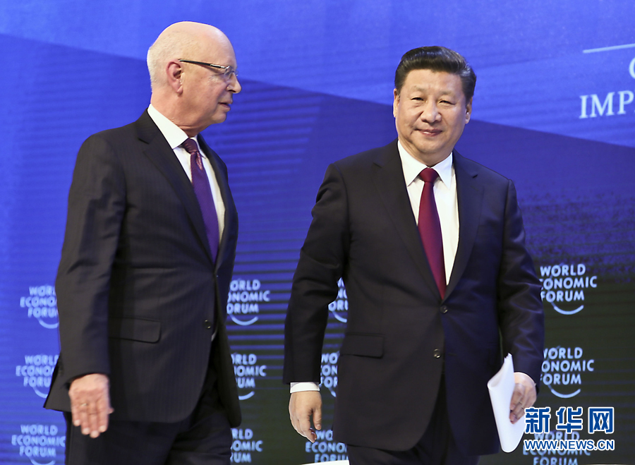 1月17日，國家主席習(xí)近平在瑞士達(dá)沃斯國際會(huì)議中心出席世界經(jīng)濟(jì)論壇2017年年會(huì)開幕式，并發(fā)表題為《共擔(dān)時(shí)代責(zé)任共促全球發(fā)展》的主旨演講。這是習(xí)近平同世界經(jīng)濟(jì)論壇創(chuàng)始人兼執(zhí)行主席施瓦布在一起。 新華社記者 蘭紅光 攝