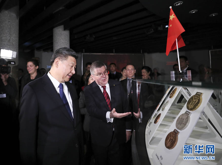 1月18日，國家主席習(xí)近平在瑞士洛桑國際奧林匹克博物館會(huì)見國際奧林匹克委員會(huì)主席巴赫。這是會(huì)見后，習(xí)近平在巴赫陪同下參觀往屆奧運(yùn)會(huì)獎(jiǎng)牌展。新華社記者 蘭紅光 攝