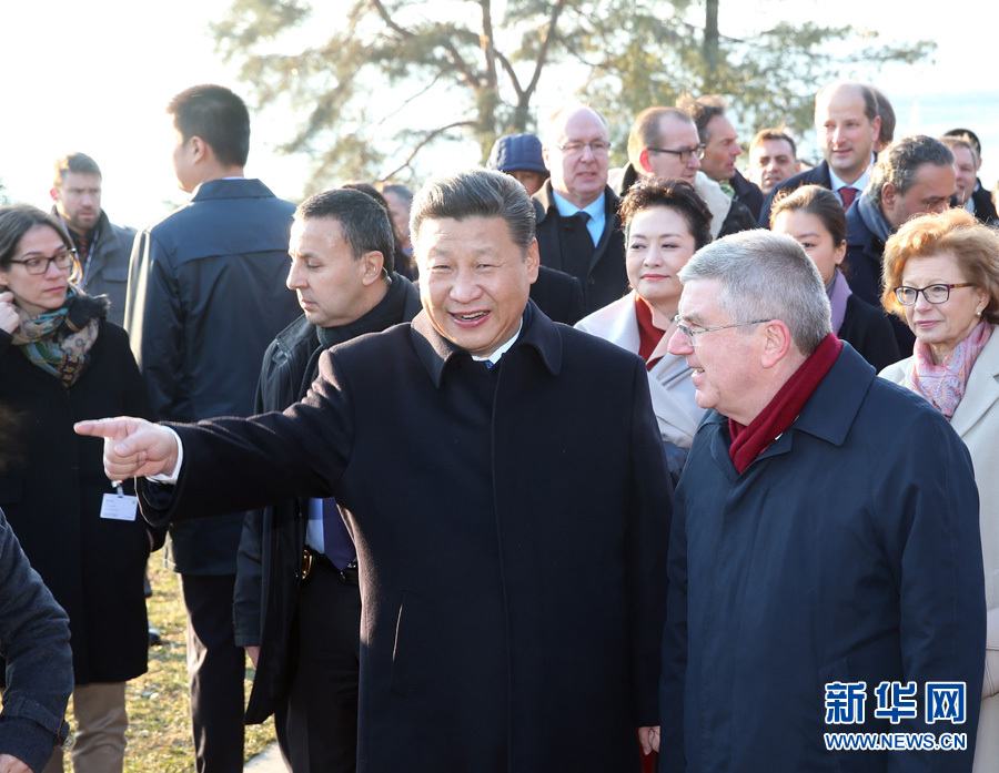 1月18日，國家主席習(xí)近平在瑞士洛桑國際奧林匹克博物館會(huì)見國際奧林匹克委員會(huì)主席巴赫。這是會(huì)見后，習(xí)近平和夫人彭麗媛在巴赫主席夫婦陪同下，參觀國際奧林匹克博物館。新華社記者 姚大偉 攝