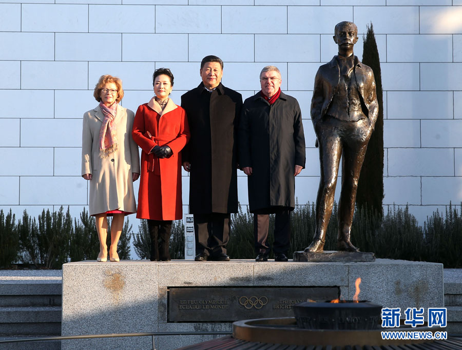 1月18日，國家主席習(xí)近平在瑞士洛桑國際奧林匹克博物館會(huì)見國際奧林匹克委員會(huì)主席巴赫。這是習(xí)近平和夫人彭麗媛與巴赫夫婦在現(xiàn)代奧林匹克運(yùn)動(dòng)發(fā)起人顧拜旦雕像前合影。新華社記者 姚大偉 攝