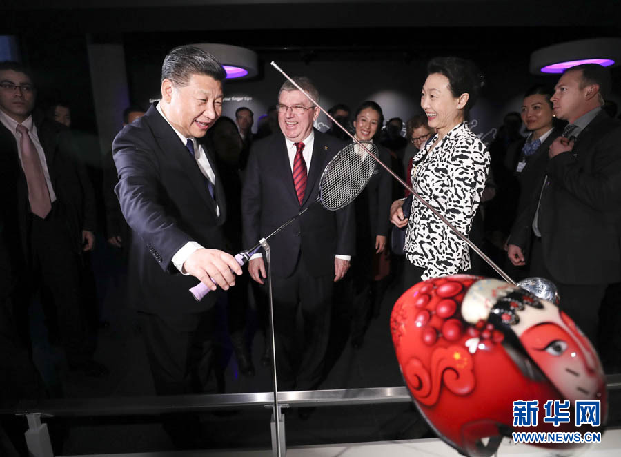 1月18日，國家主席習(xí)近平在瑞士洛桑國際奧林匹克博物館會(huì)見國際奧林匹克委員會(huì)主席巴赫。這是習(xí)近平在巴赫陪同下，參觀羽毛球世界冠軍李玲蔚用過的球拍。新華社記者 蘭紅光 攝