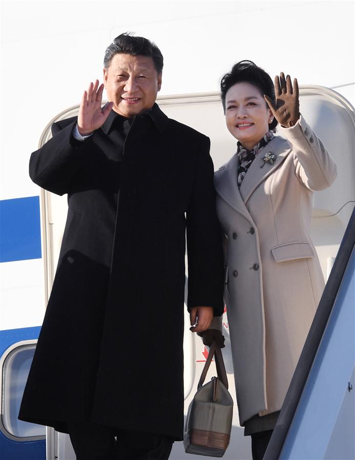 4月4日，國家主席習近平乘專機抵達赫爾辛基，開始對芬蘭共和國進行國事訪問。這是習近平和夫人彭麗媛步出艙門。 新華社記者 饒愛民 攝 