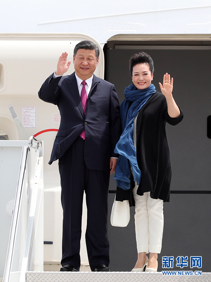 4月6日，國家主席習近平乘專機抵達美國佛羅里達州，將在海湖莊園同美國總統(tǒng)特朗普舉行中美元首會晤。這是習近平和夫人彭麗媛步出機艙。新華社記者 劉衛(wèi)兵 攝 