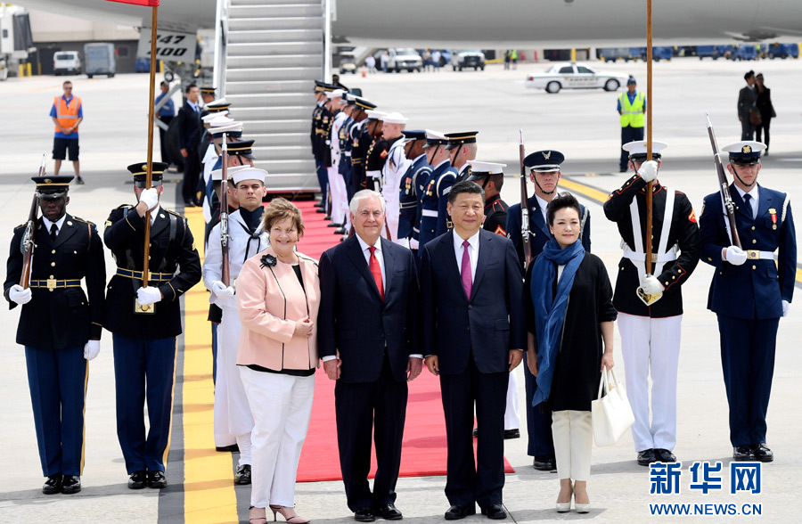 4月6日，國家主席習近平乘專機抵達美國佛羅里達州，將在海湖莊園同美國總統(tǒng)特朗普舉行中美元首會晤。習近平和夫人彭麗媛受到美國國務卿蒂勒森夫婦等熱情迎接。新華社記者 吳曉凌 攝