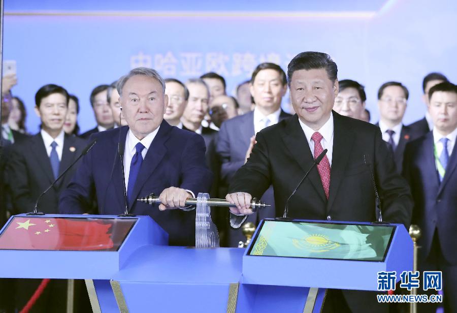 6月8日，正在哈薩克斯坦訪(fǎng)問(wèn)的國(guó)家主席習(xí)近平在哈薩克斯坦總統(tǒng)納扎爾巴耶夫陪同下，參觀阿斯塔納專(zhuān)項(xiàng)世博會(huì)中國(guó)國(guó)家館，并共同出席中哈亞歐跨境運(yùn)輸視頻連線(xiàn)儀式。這是在中國(guó)國(guó)家館舉行的中哈亞歐跨境運(yùn)輸視頻連線(xiàn)儀式上，兩國(guó)元首共同推動(dòng)操控桿，視頻顯示中哈連云港物流合作基地和“霍爾果斯－東大門(mén)”經(jīng)濟(jì)特區(qū)無(wú)水港兩個(gè)分會(huì)場(chǎng)四列火車(chē)?guó)Q笛開(kāi)行。新華社記者 丁林 攝