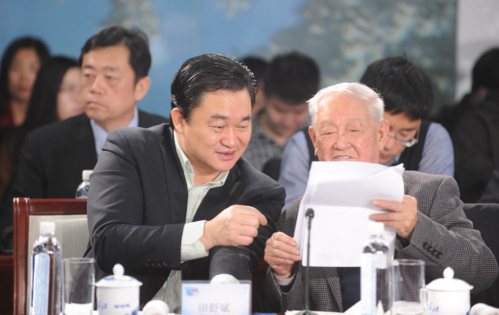 新華網(wǎng)董事長、總裁田舒斌與軍事科學院原副院長糜振玉在現(xiàn)場交流